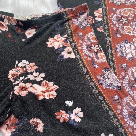 Wide leg pants, a medium but could fit any size. - Picture 2 of 2